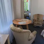 Studija Mona Hostel *