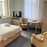 Studija Mona Hostel *